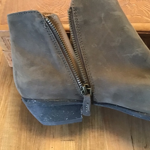 Clarks Wilrose Frost Taupe suede finish leather side zip gum sole boot 8.5 / 9 - Picture 10 of 15